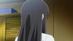 Japanisches Schulmädchen mit langen schwarzen Haaren und großen Brüsten in enger Schuluniform