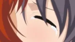 Brille tragende Braunhaarige mit ernstem Blick neben rothaariger Anime-Frau in hellem Zimmer