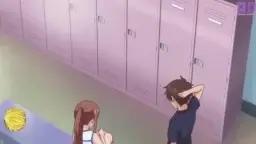 Nahaufnahme einer erröteten Hentai-Cheerleaderin mit braunen Zöpfen im Profil vor sonnigem Schulfenster