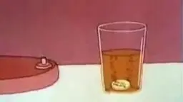 Nacktes Schneeflittchen steht verführerisch in einem klassischen Schlafzimmer