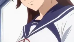 Nahaufnahme eines braunhaarigen Mädchens mit großen blauen Augen und offenem Mund, das einem Jungen direkt ins Gesicht schaut, Schuluniform, unschuldig-erregter Blick.