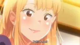 Nahaufnahme einer lächelnden blonden Anime-Schwester mit großen braunen Augen, rosa Wangen und spitzer Zunge