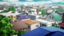 Weitwinkelblick über eine sonnige japanische Vorstadt mit bunten Dächern und grünen Bäumen