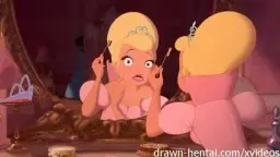 Charlotte schminkt die erschrocken dreinblickende halbnackte Tiana im eleganten Boudoir