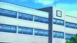 Nackte blonde Anime-Frau steht im sonnigen Schulhof und umfasst ihre Brüste