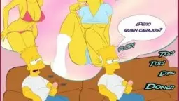 Lisa liegt breitbeinig auf dem Boden und fingert sich heftig, während Bart mit hochgezogenen Augenbrauen zusieht