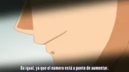 Blonde Anime-Schülerin mit Zöpfen und roten Haarschleifen blickt erschrocken über die Schulter