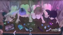 Gefesselter Blondinenpo in engem blauen Latexslip auf Steinquader, von hinten prall präsentiert